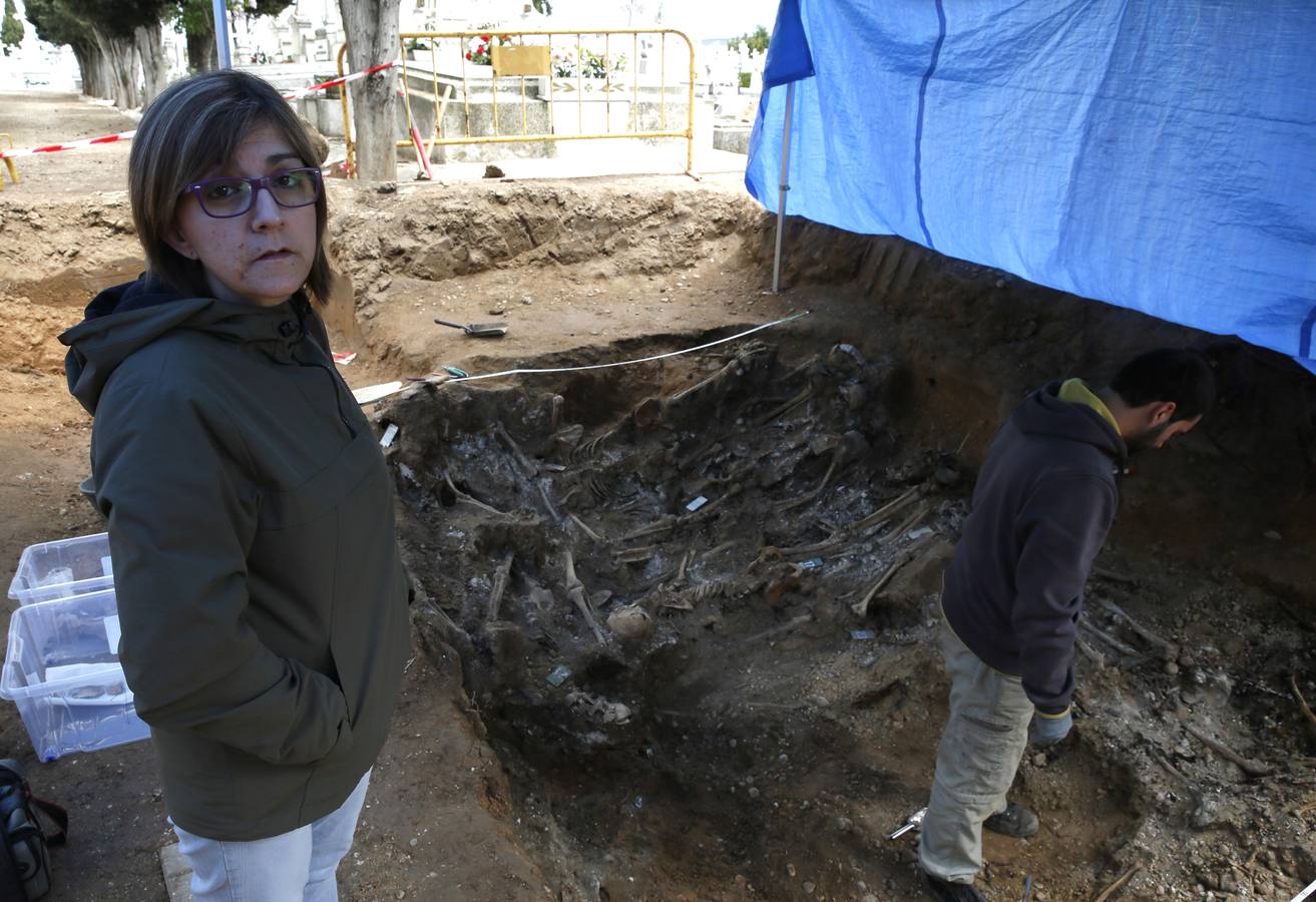 Trabajos de exhumación en una fosa común del Cementerio de El Carmen