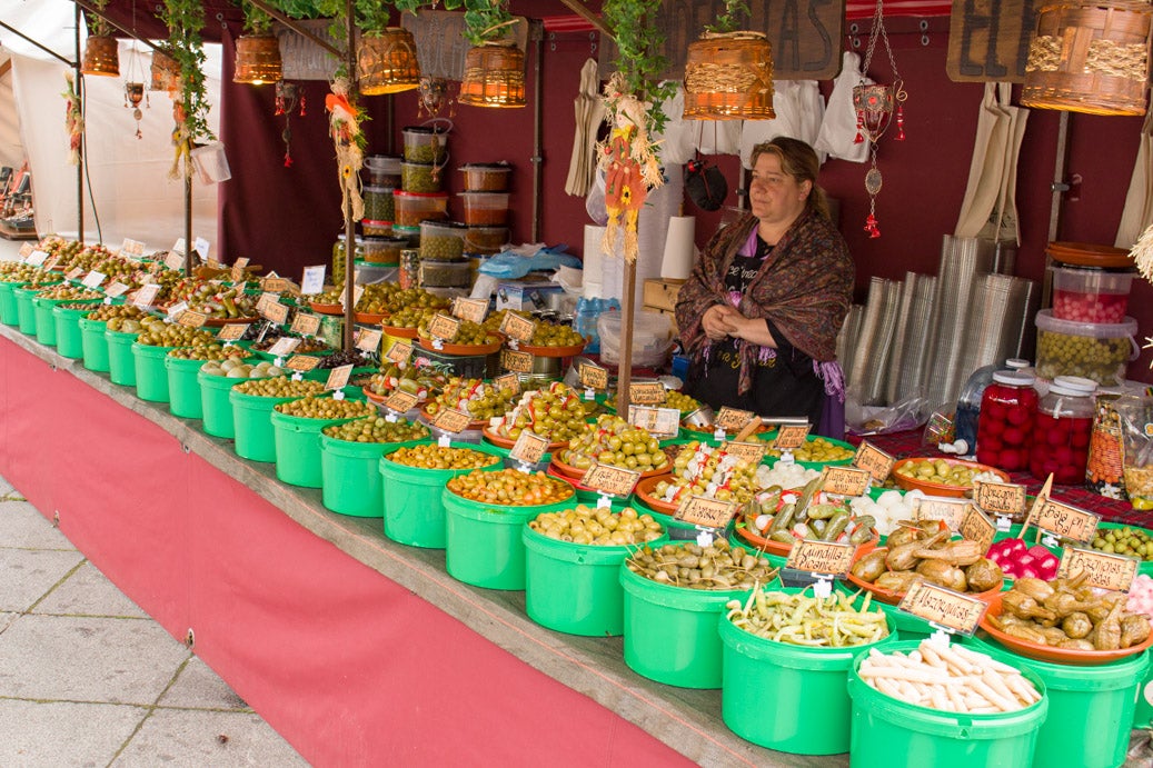 Mercado castellano de San Pedro Regalado en la plaza de San Pablo (2/2)