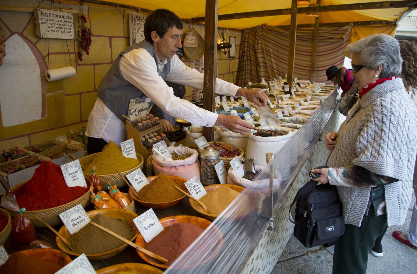 Mercado castellano de San Pedro Regalado en la plaza de San Pablo (1/2)