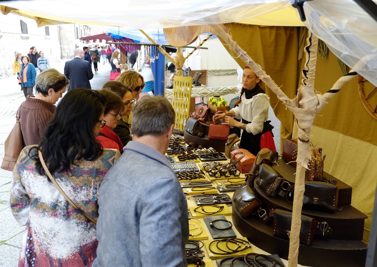 Mercado castellano de San Pedro Regalado en la plaza de San Pablo (1/2)