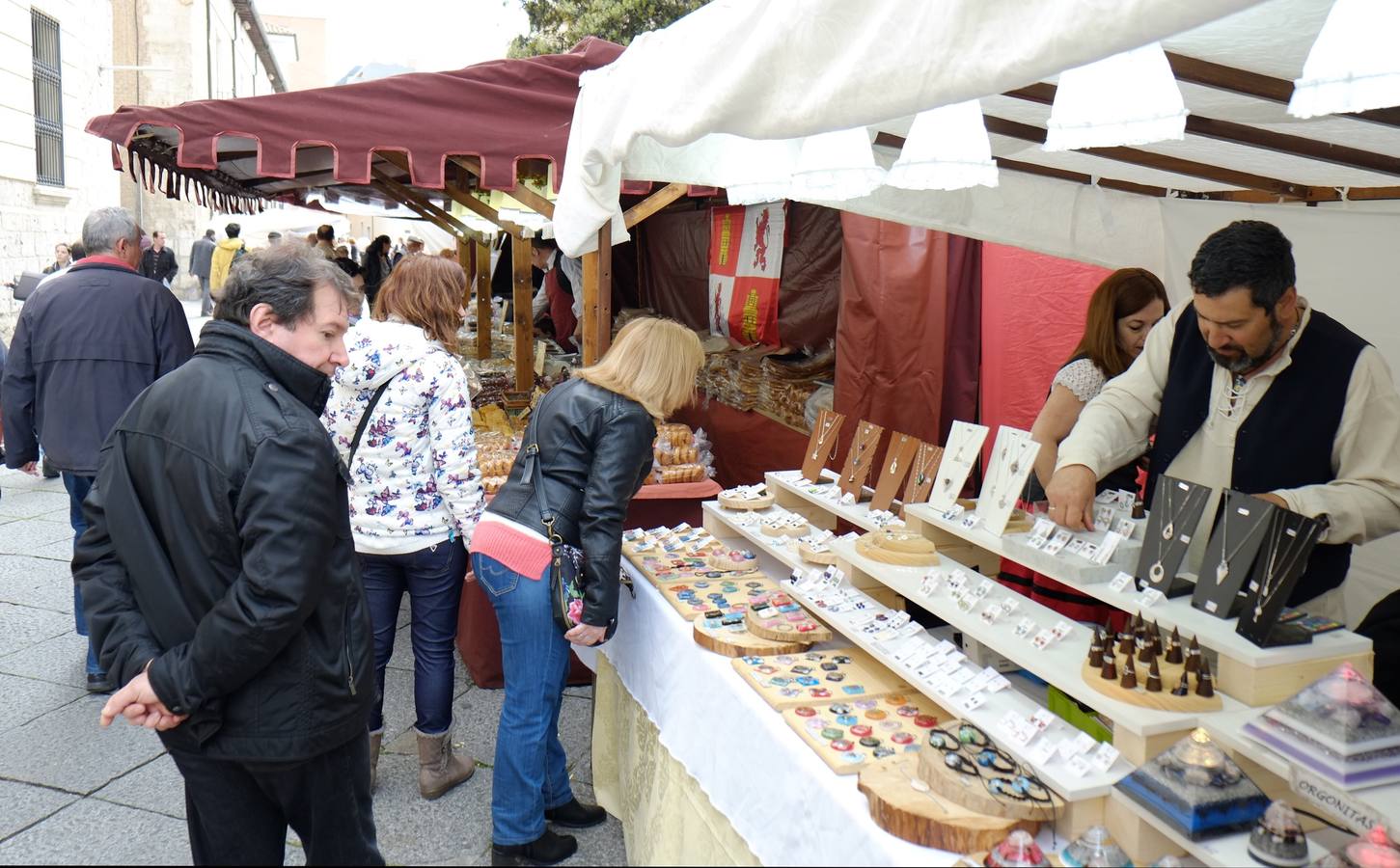 Mercado castellano de San Pedro Regalado en la plaza de San Pablo (1/2)