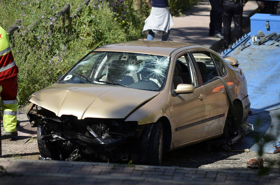 Muere tras caer el coche en el que iba por unas escaleras