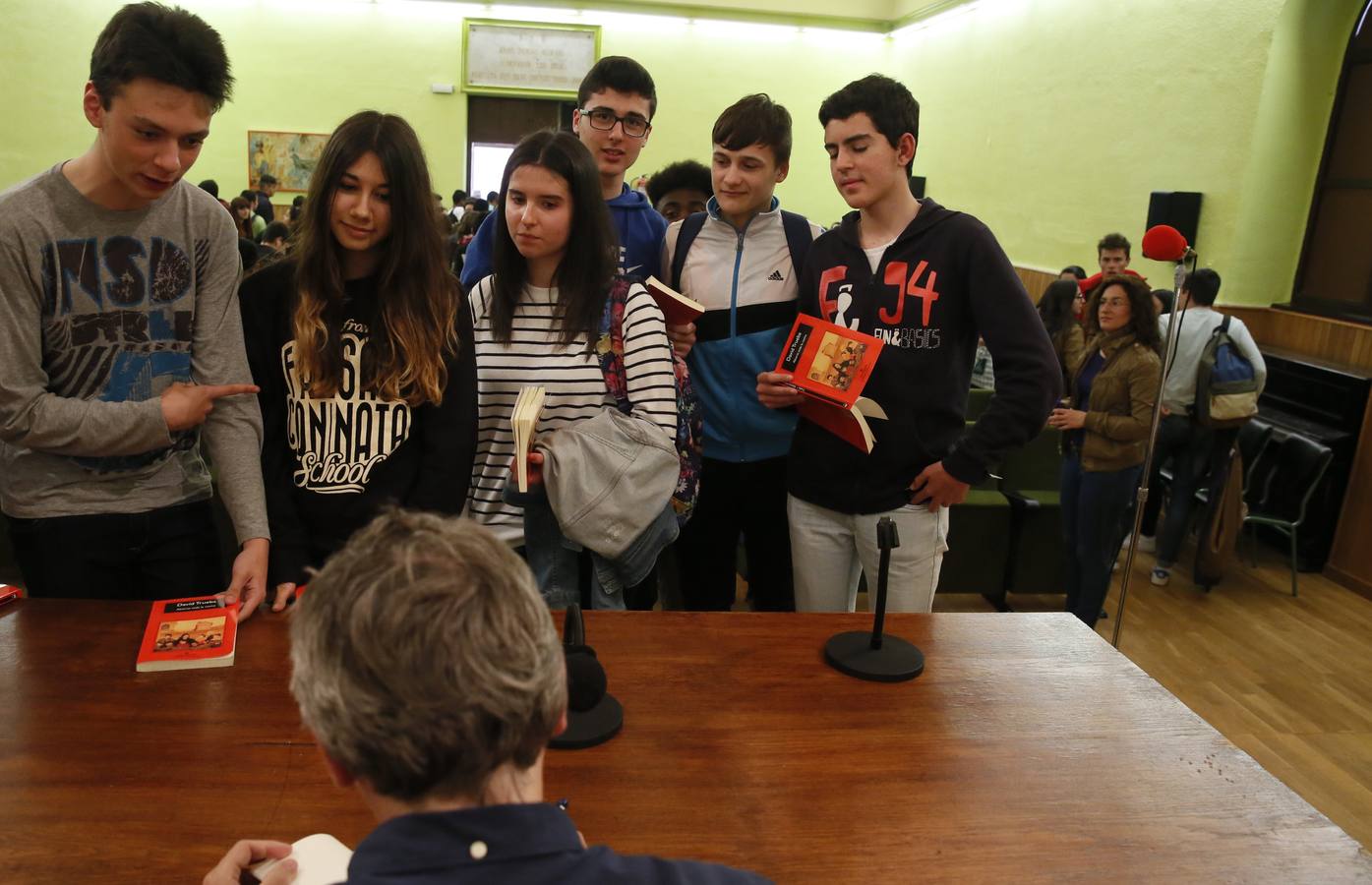 David Trueba participa en un encuentro con alumnos del IES Zorrilla