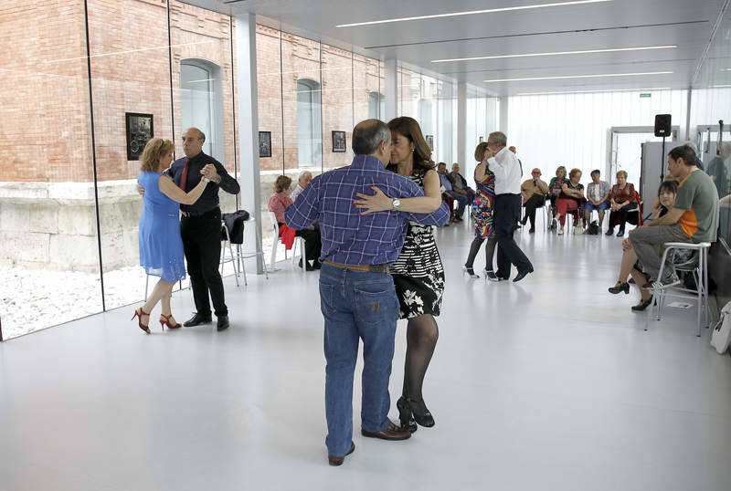 Bailes de salón con la Asociación Cultural 'El Abrazo Palencia Tango'