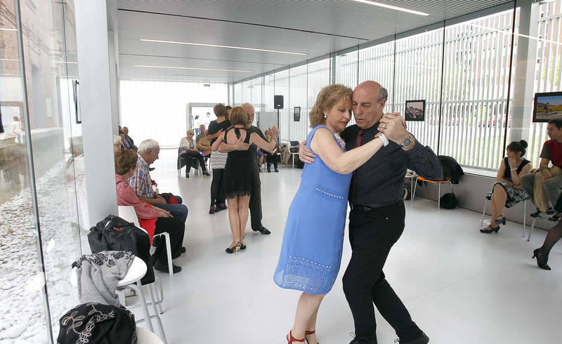 Bailes de salón con la Asociación Cultural 'El Abrazo Palencia Tango'