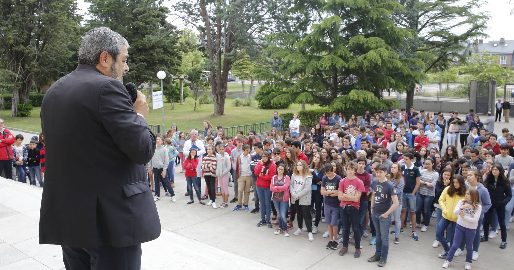 Carlos Aganzo inaugura la semana cultural del colegio del Pilar