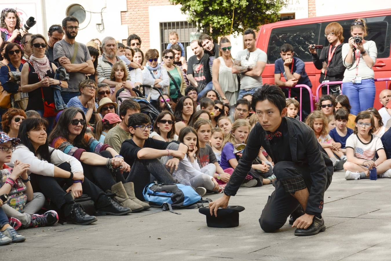 Malabares de Naoto Okada en la plaza del Salvador.
