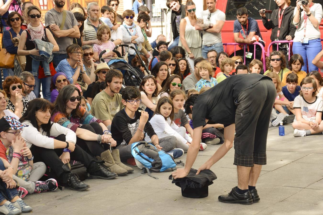 Malabares de Naoto Okada en la plaza del Salvador.