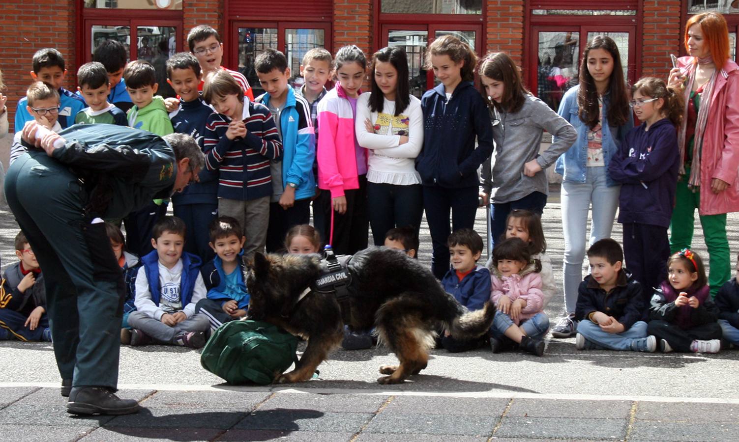 Exhibición de medios de la Guardia Civil en el colegio Santa Clara de Cuéllar