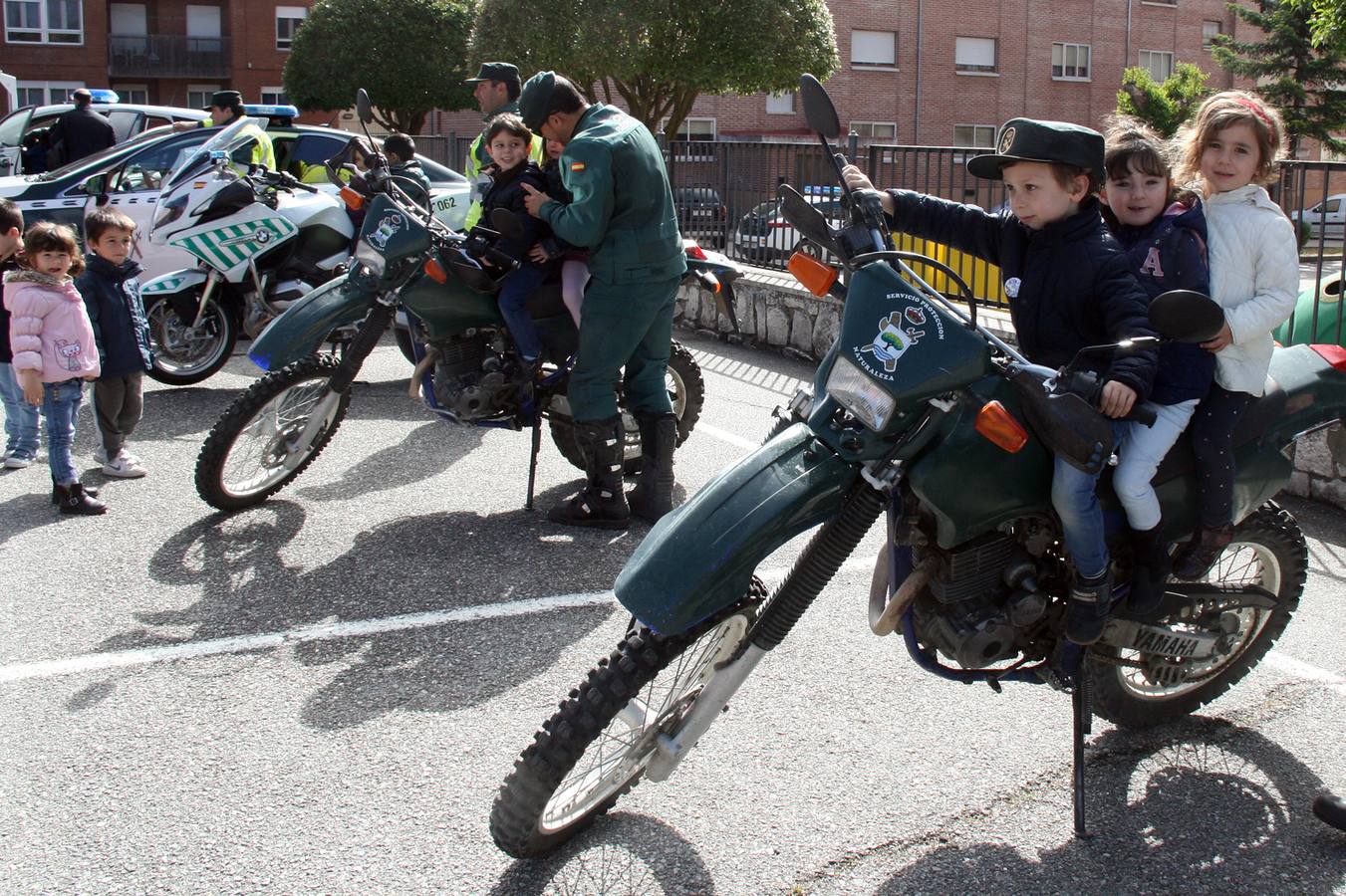 Exhibición de medios de la Guardia Civil en el colegio Santa Clara de Cuéllar