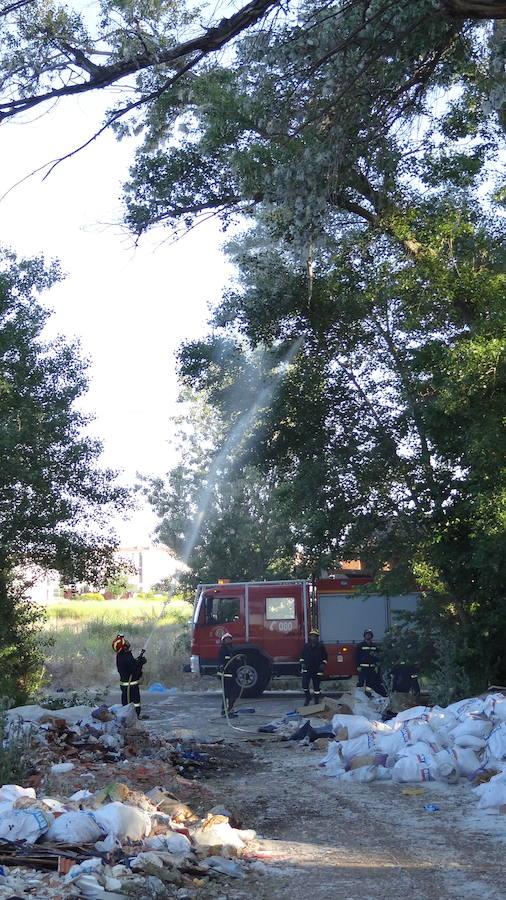 Incendio en un vertedero ilegal de Valladolid