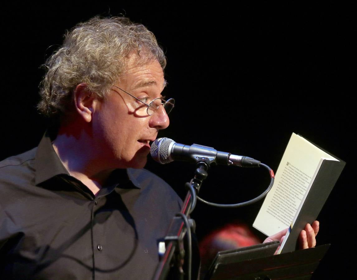 Recital poético de Juan Carlos Mestre en el Aula de Cultura de El Norte de Castilla