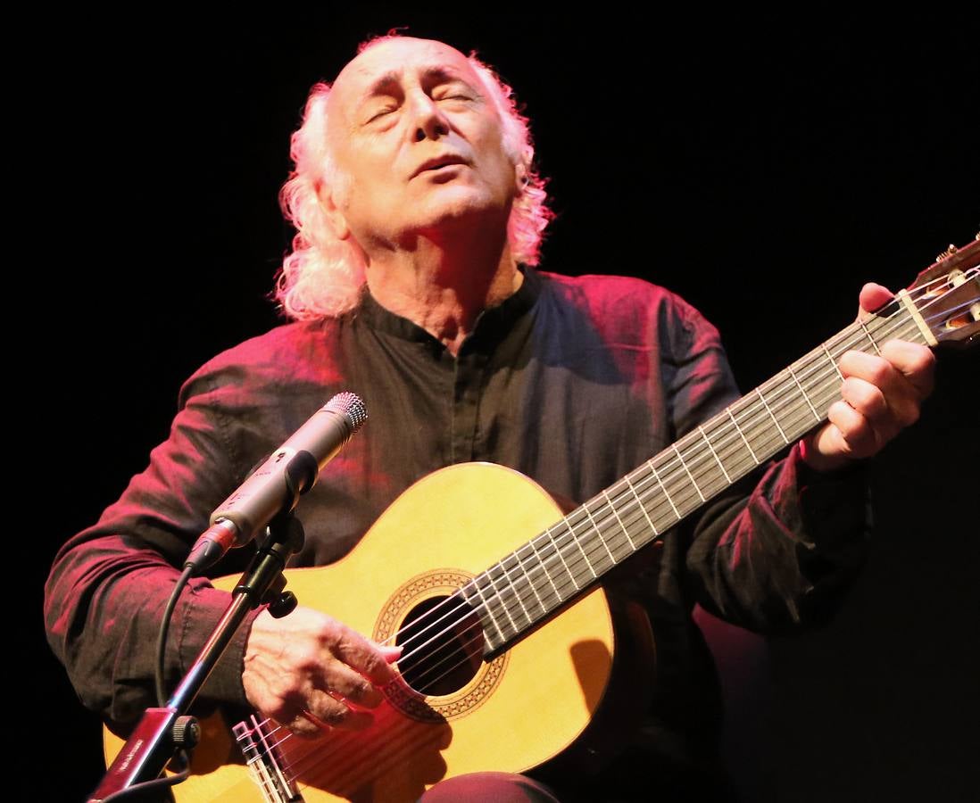 Recital poético de Juan Carlos Mestre en el Aula de Cultura de El Norte de Castilla