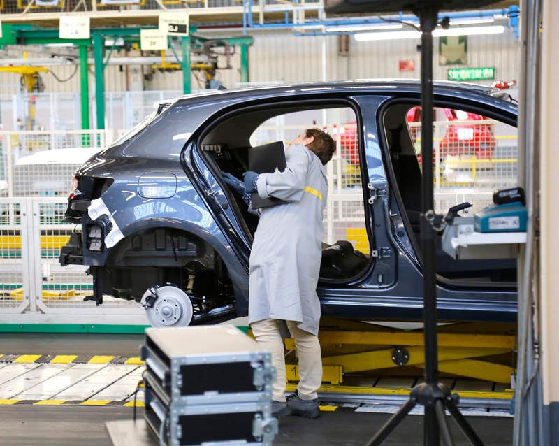 El rey Felipe VI visita la factoría de Renault en Villamuriel (Palencia)