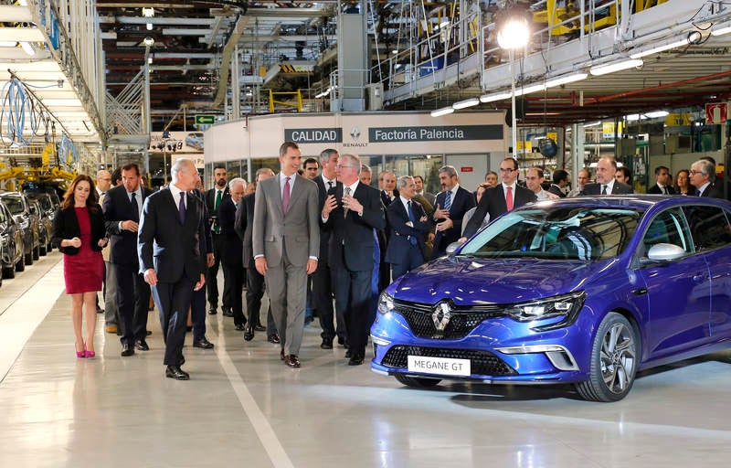 El rey Felipe VI visita la factoría de Renault en Villamuriel (Palencia)