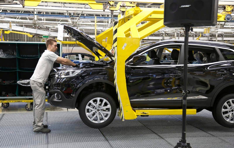 El rey Felipe VI visita la factoría de Renault en Villamuriel (Palencia)