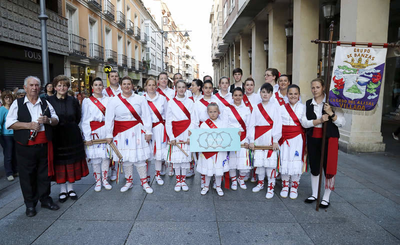 Desfile de grupos de danza en la Feria Chica de Palencia