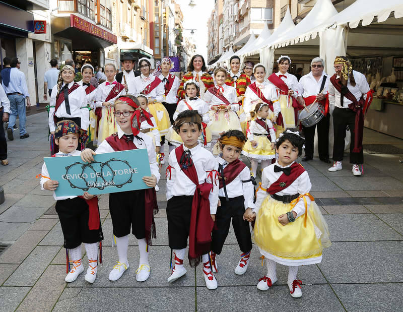 Desfile de grupos de danza en la Feria Chica de Palencia