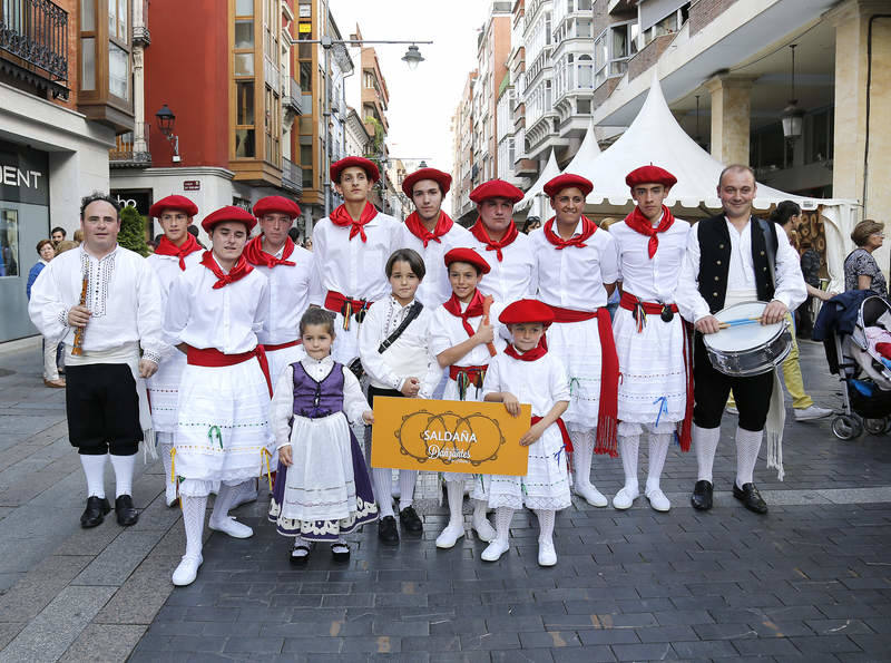 Desfile de grupos de danza en la Feria Chica de Palencia