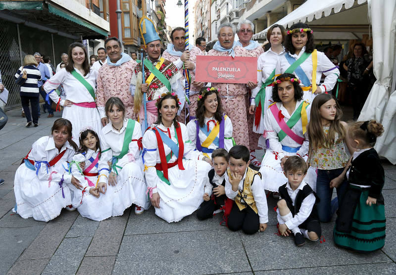 Desfile de grupos de danza en la Feria Chica de Palencia