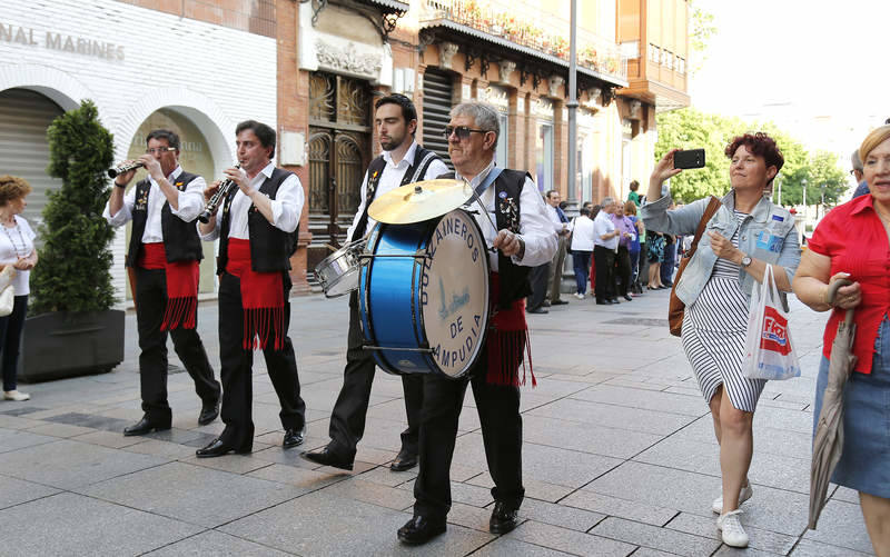 Desfile de grupos de danza en la Feria Chica de Palencia