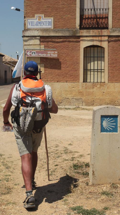 Un peregrino pasa por la localidad de Villarmentero.