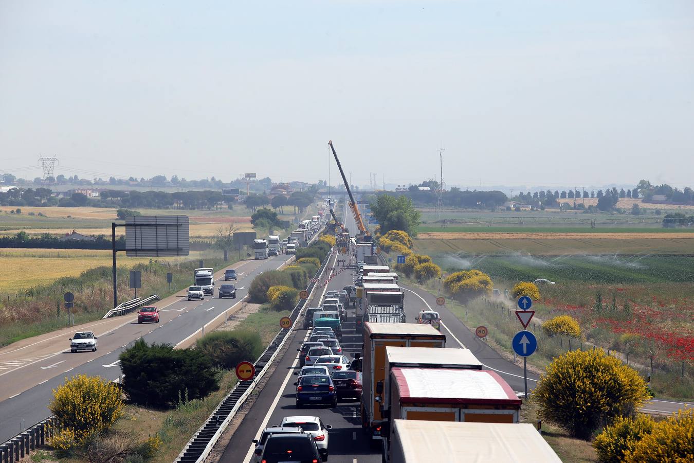 Vuelco de un camión en la A-62 a la altura de Geria (Valladolid)