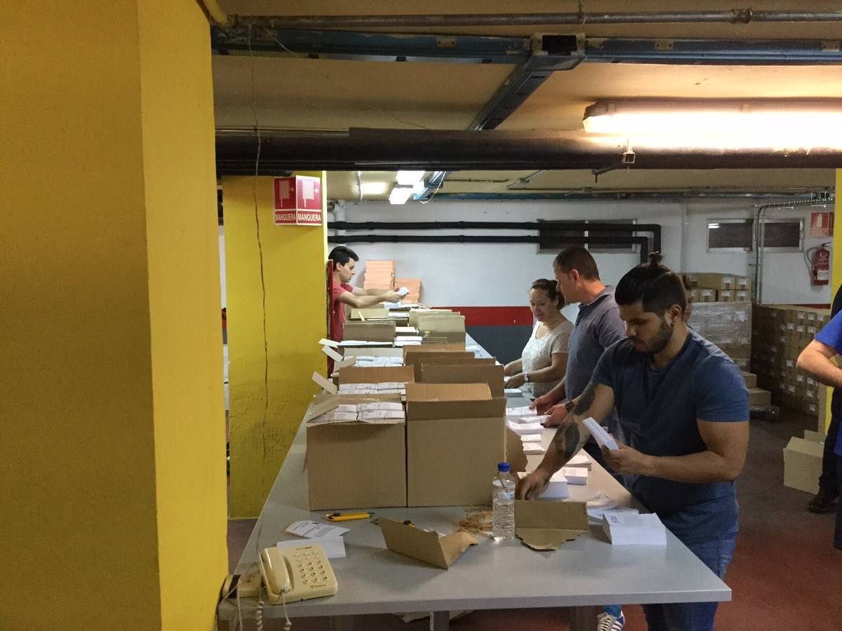 Empaquetado de papeletas para las elecciones generales del 26-J