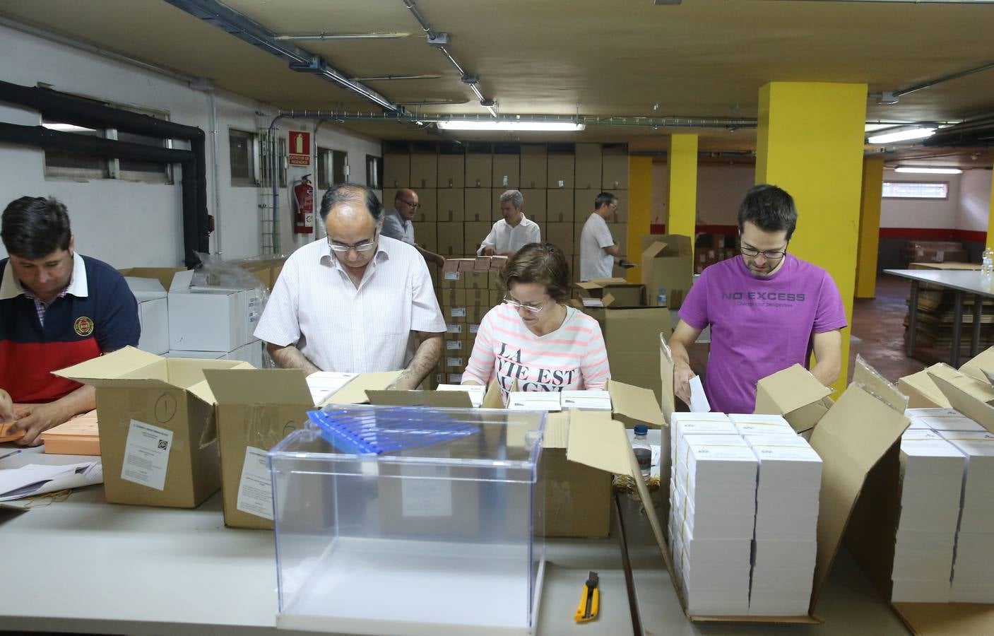 Empaquetado de papeletas para las elecciones generales del 26-J
