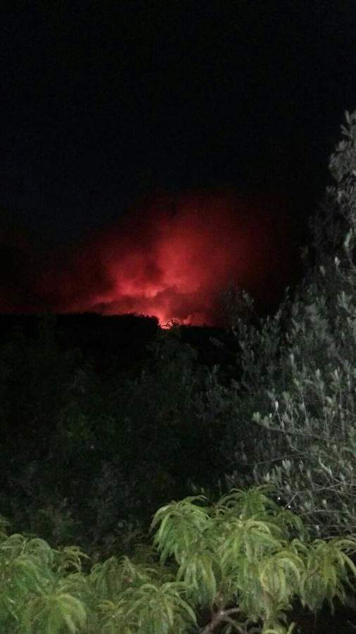 Un incendio cerca varios pueblos en Valencia