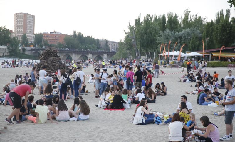 Noche de San Juan en la playa de Las Moreras de Valladolid