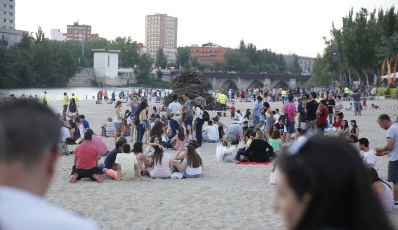 Noche de San Juan en la playa de Las Moreras de Valladolid