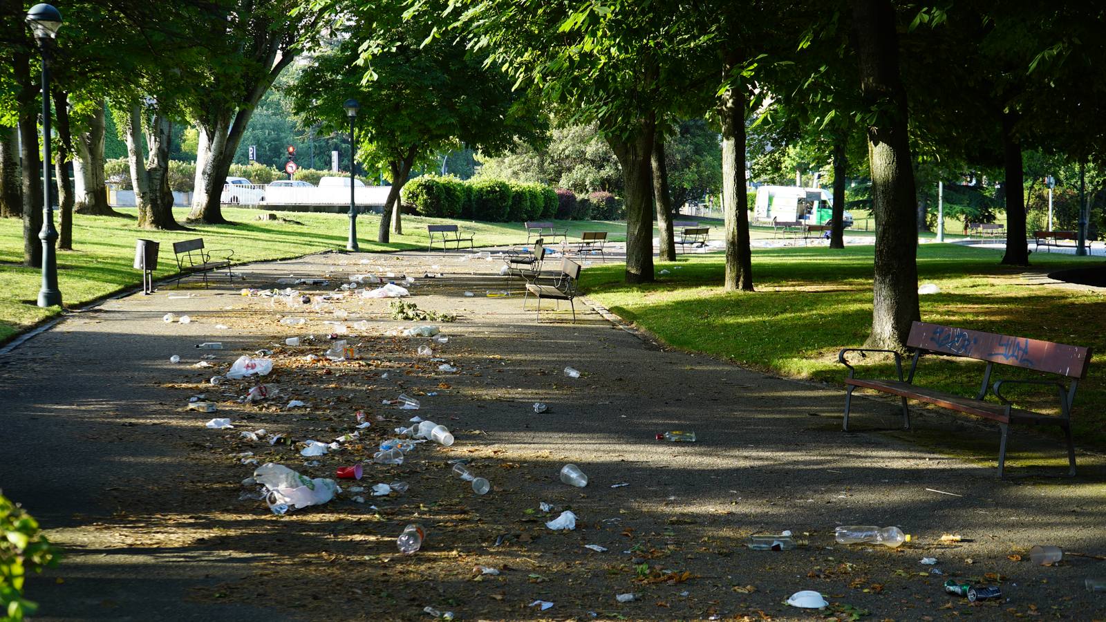 Toneladas de basura en Las Moreras tras la Noche de San Juan