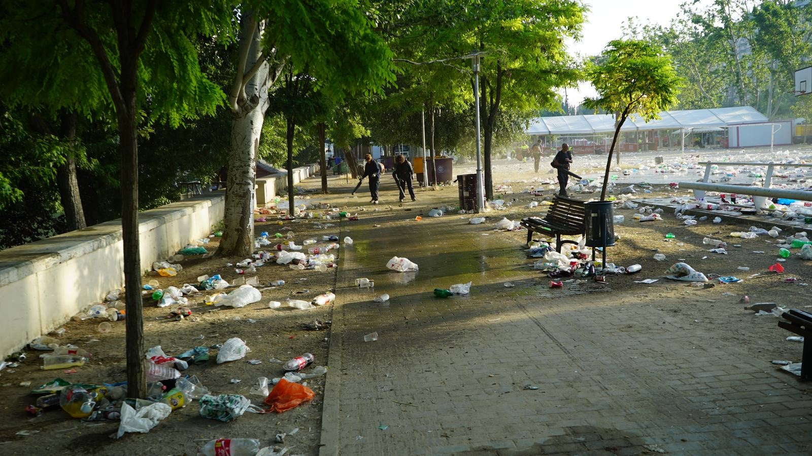 Toneladas de basura en Las Moreras tras la Noche de San Juan