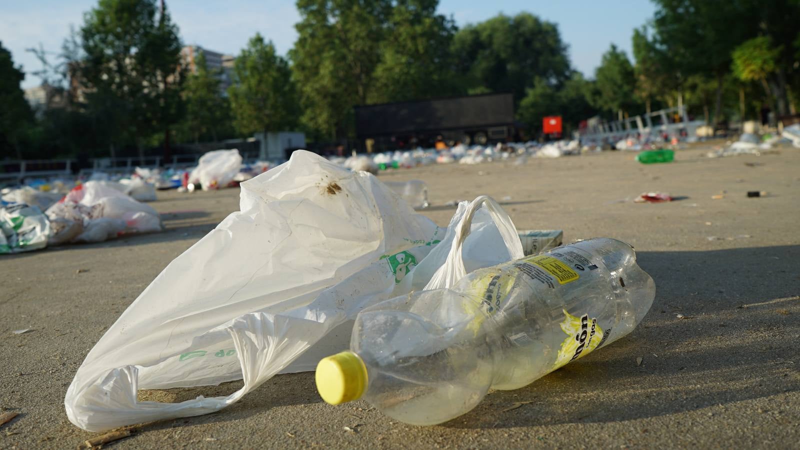 Toneladas de basura en Las Moreras tras la Noche de San Juan