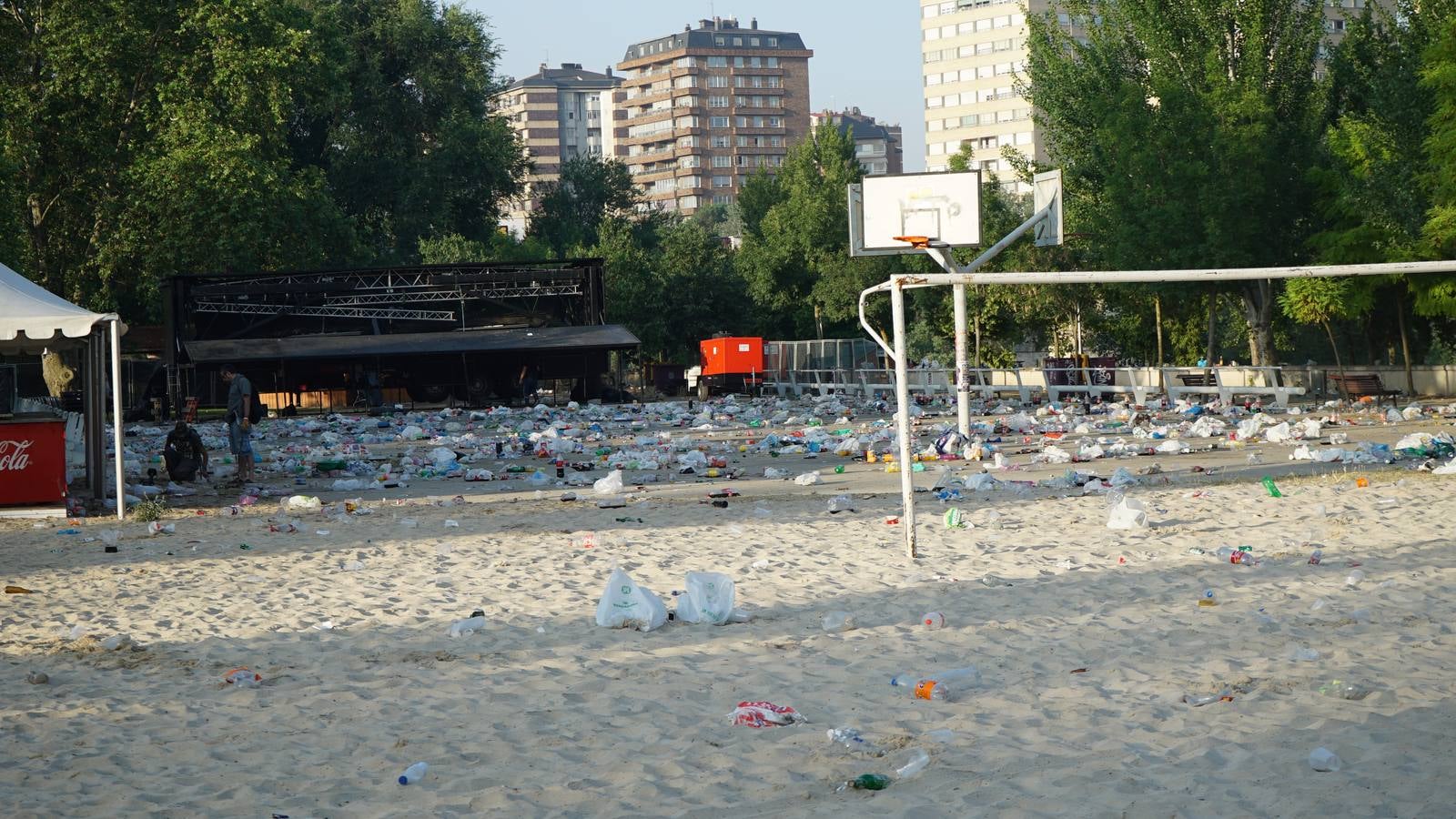 Toneladas de basura en Las Moreras tras la Noche de San Juan