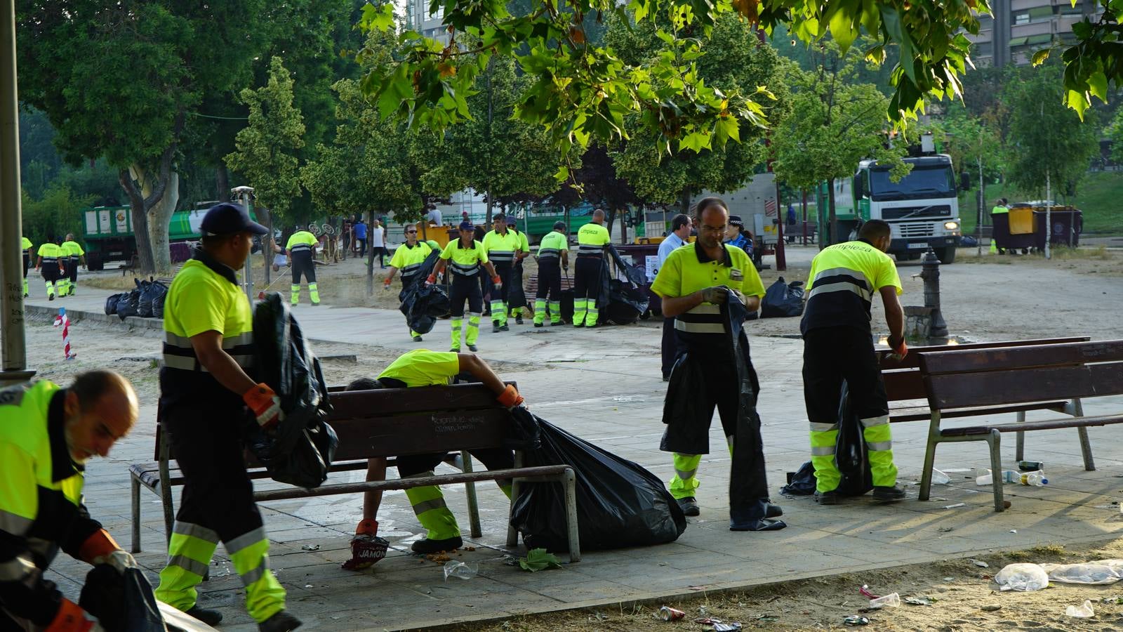 Toneladas de basura en Las Moreras tras la Noche de San Juan