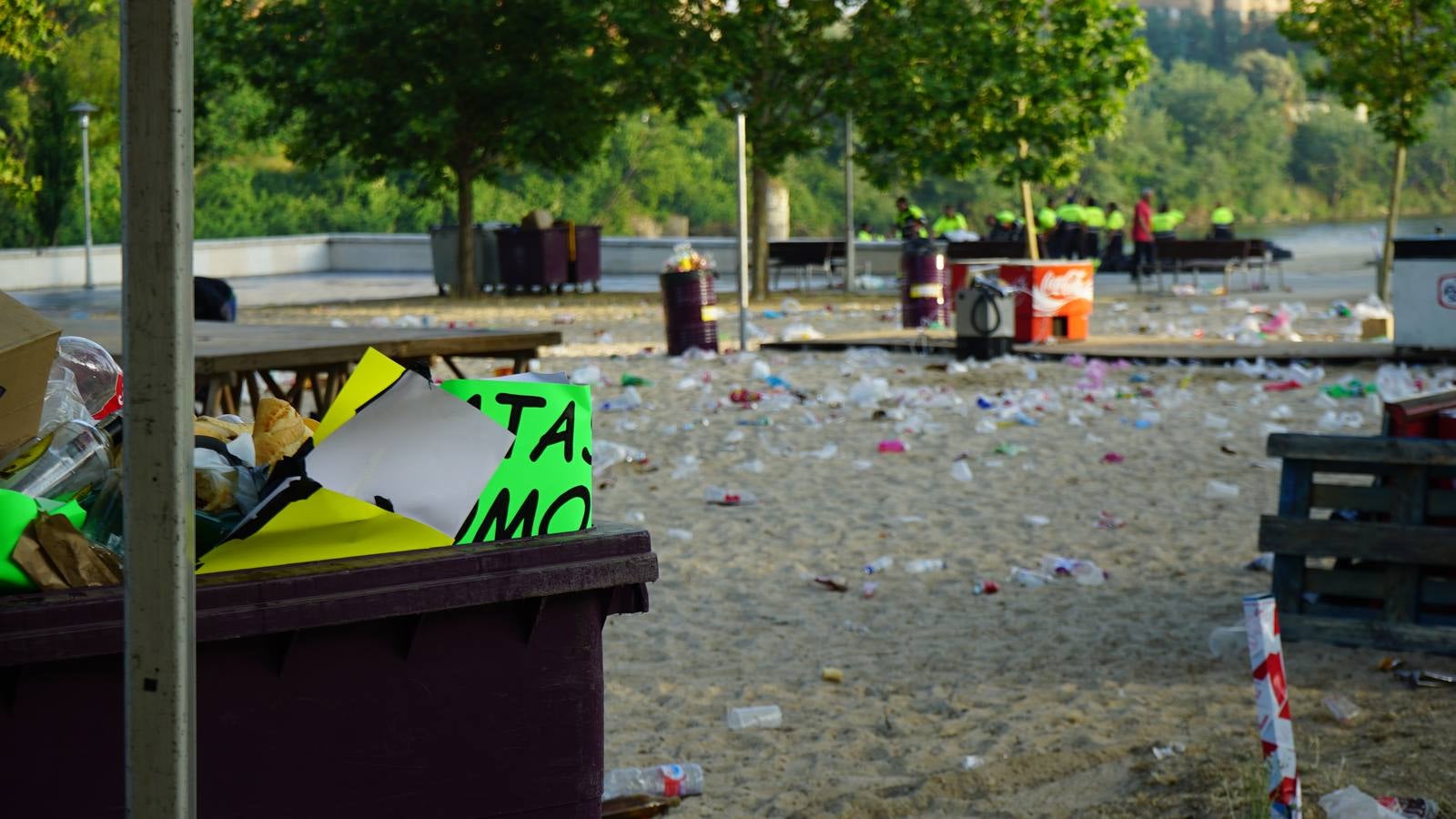 Toneladas de basura en Las Moreras tras la Noche de San Juan