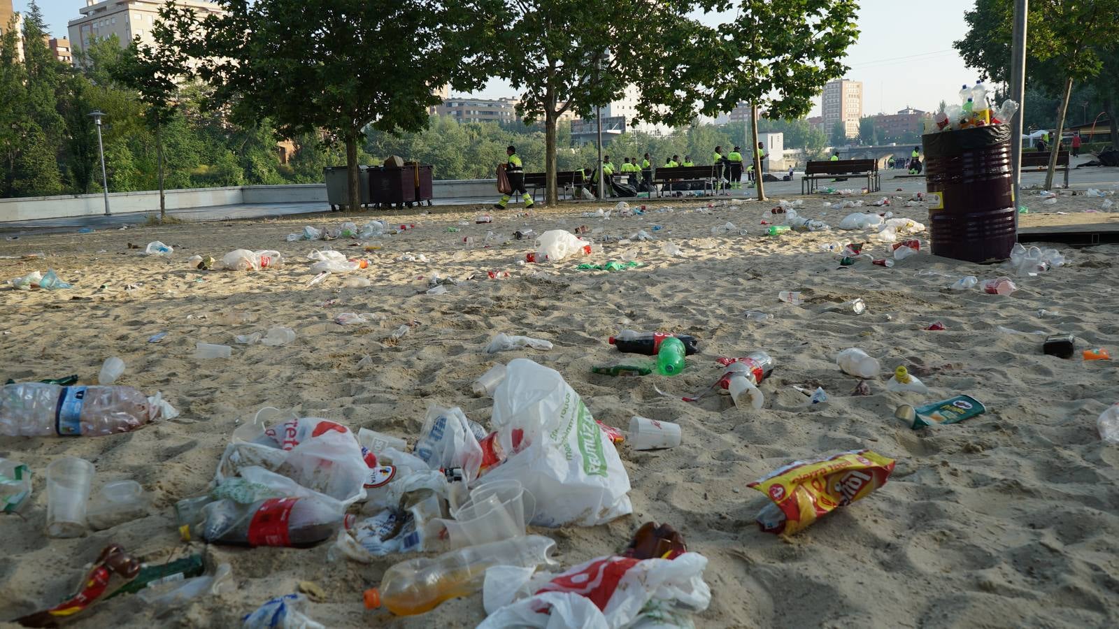 Toneladas de basura en Las Moreras tras la Noche de San Juan