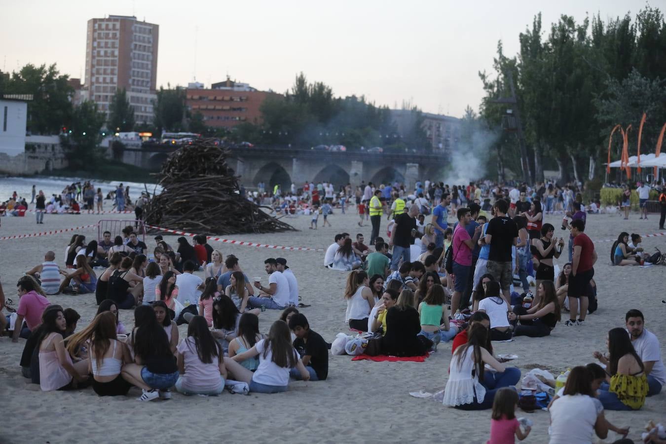 Noche de San Juan en la playa de Las Moreras de Valladolid (1/3)