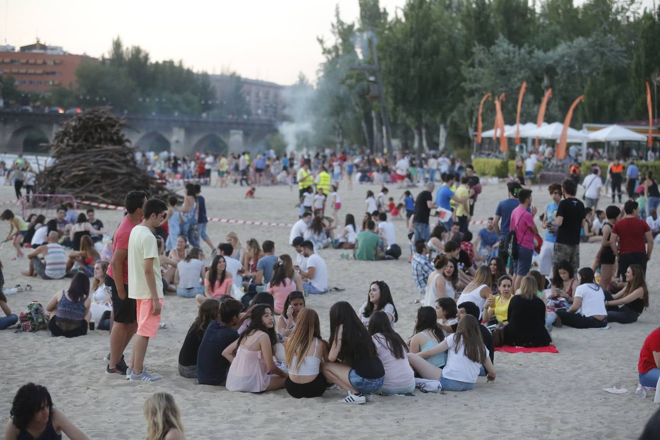 Noche de San Juan en la playa de Las Moreras de Valladolid (1/3)