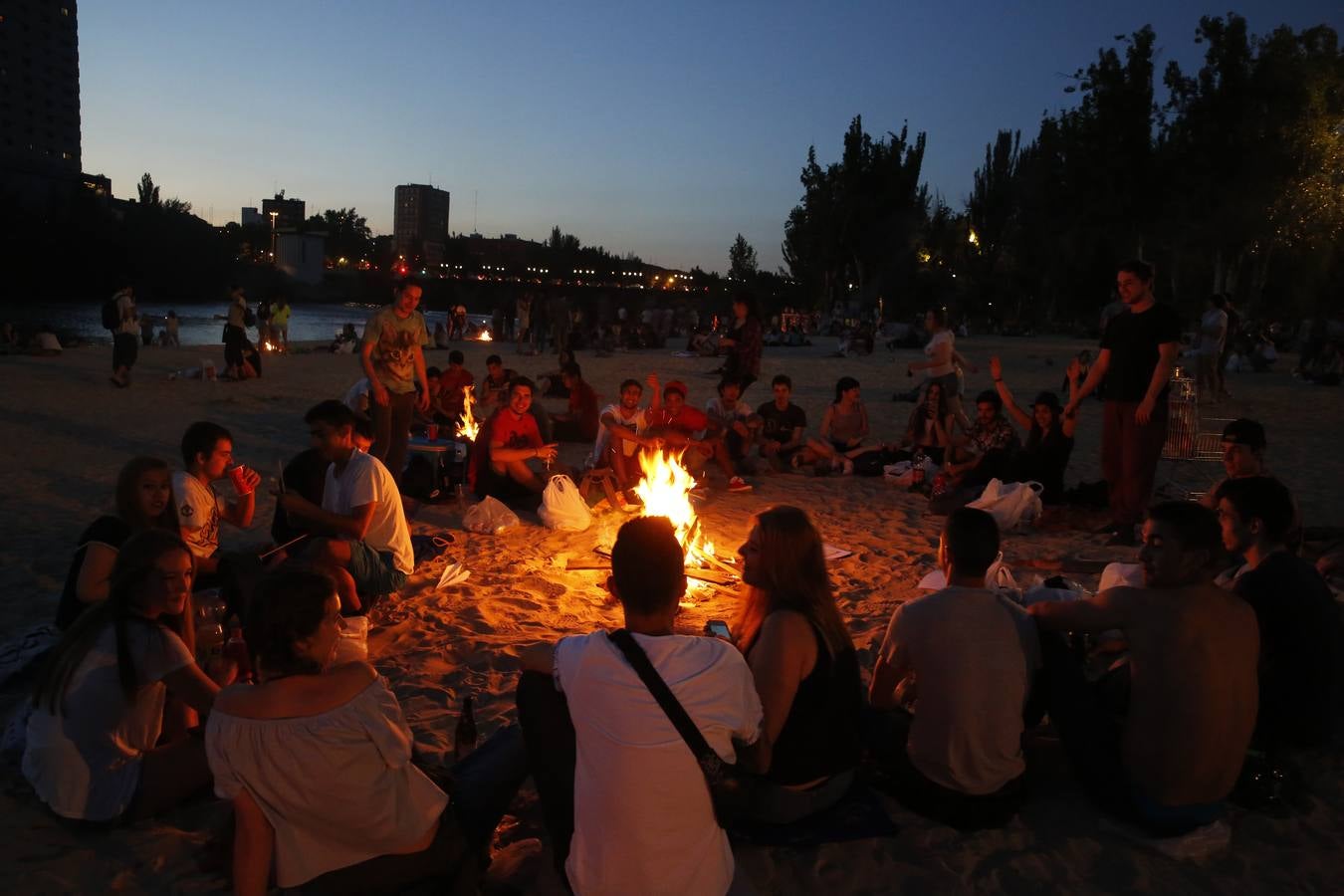 Noche de San Juan en la playa de Las Moreras de Valladolid (1/3)