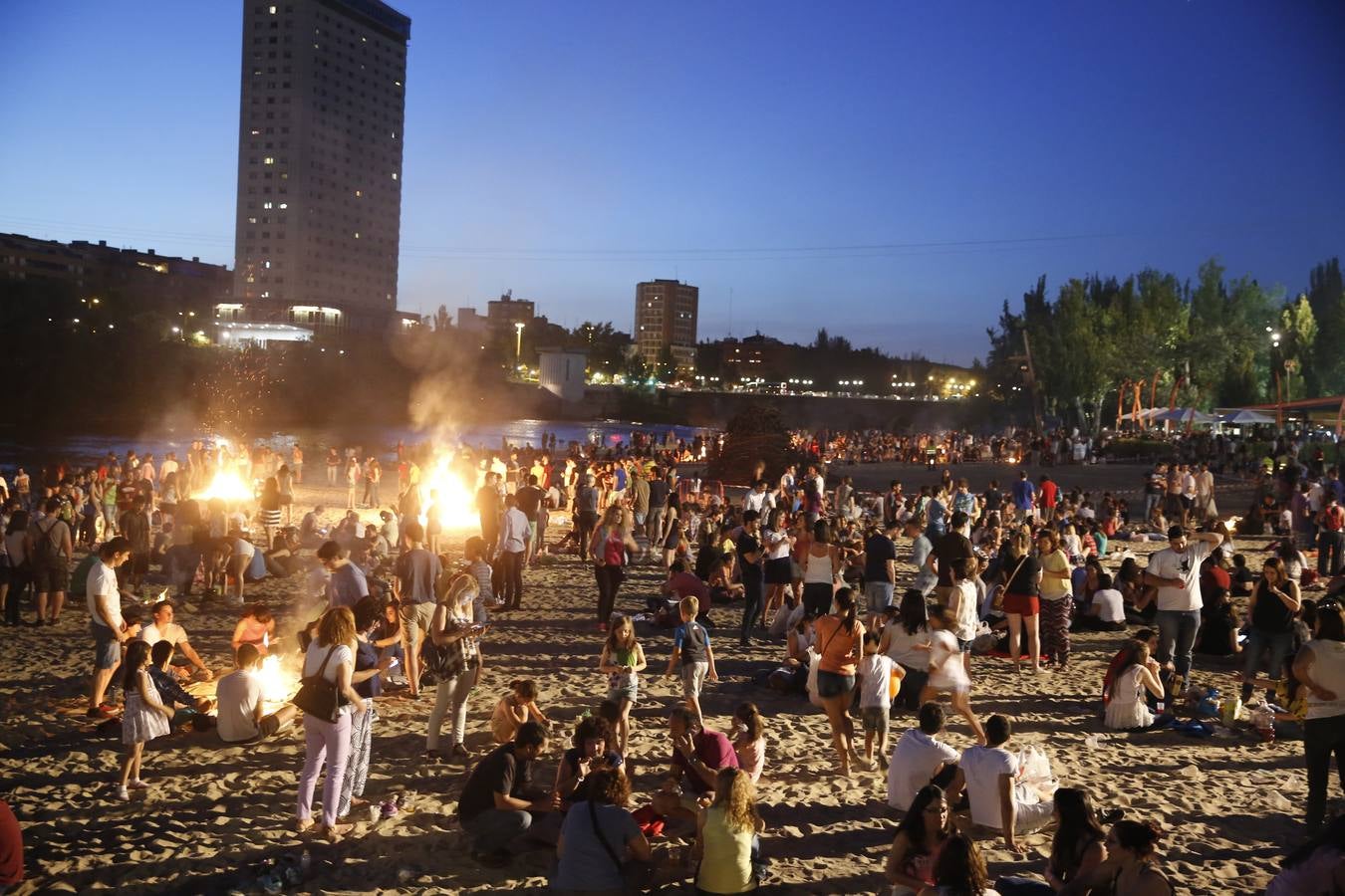 Noche de San Juan en la playa de Las Moreras de Valladolid (1/3)