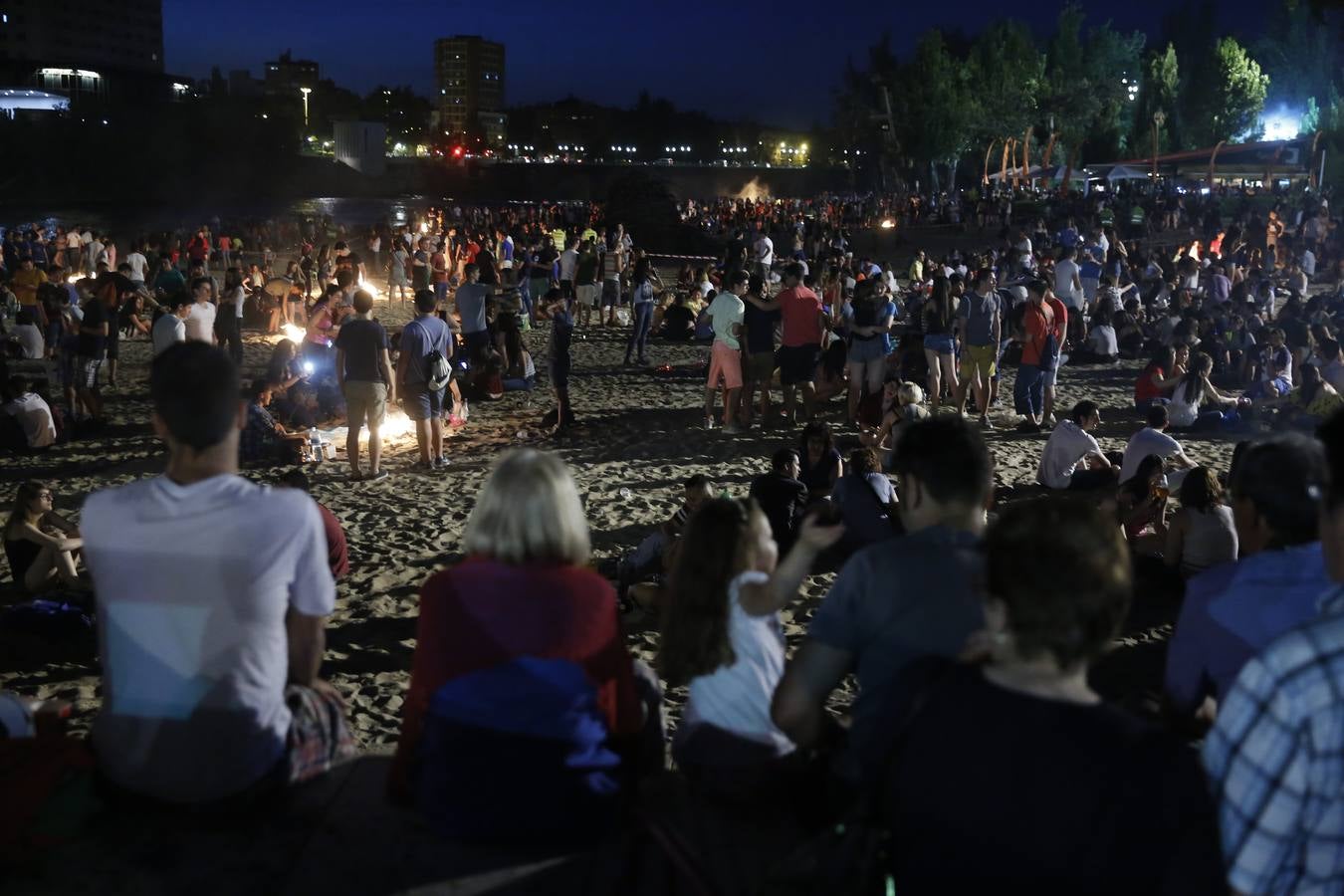 Noche de San Juan en la playa de Las Moreras de Valladolid (2/3)