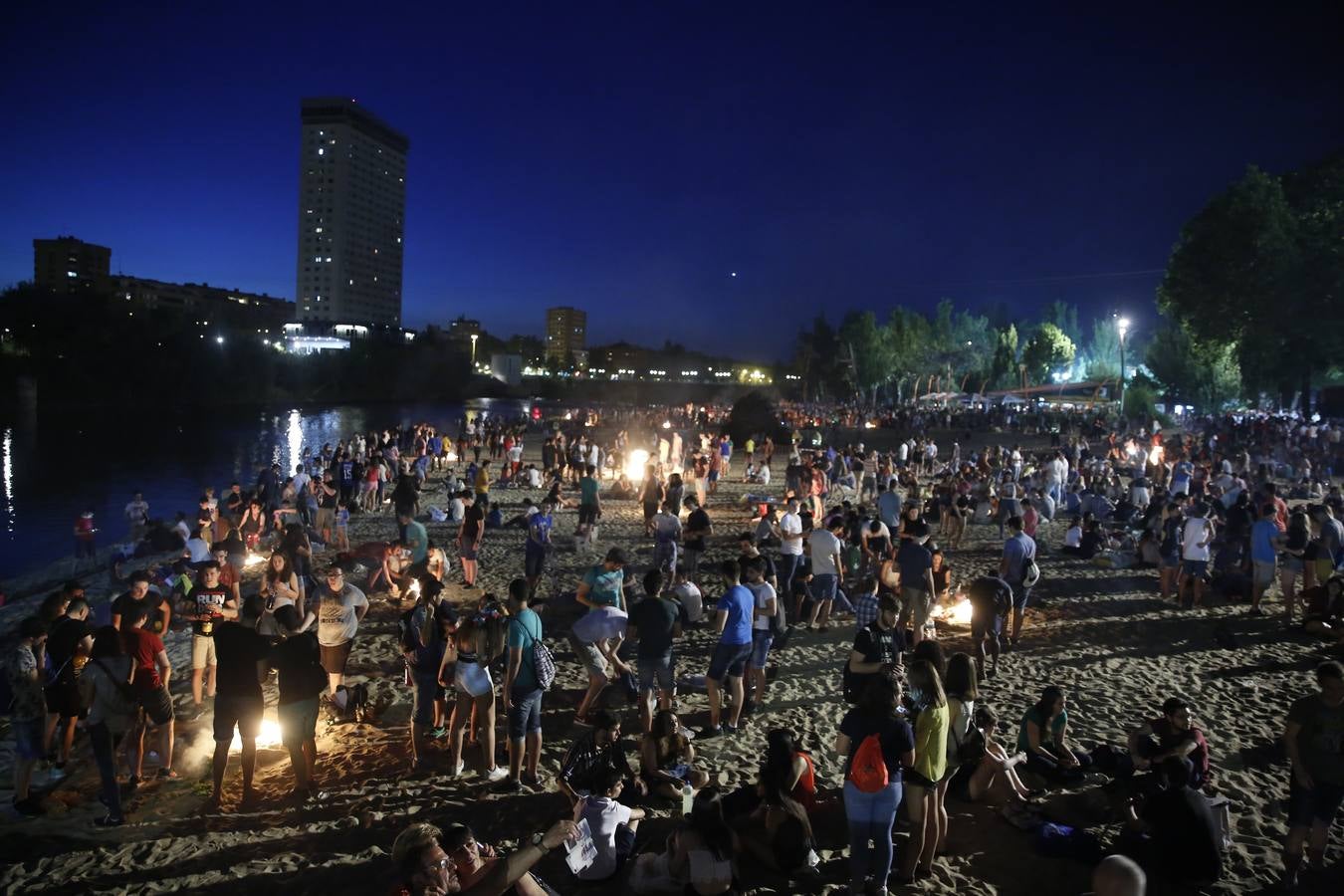 Noche de San Juan en la playa de Las Moreras de Valladolid (2/3)