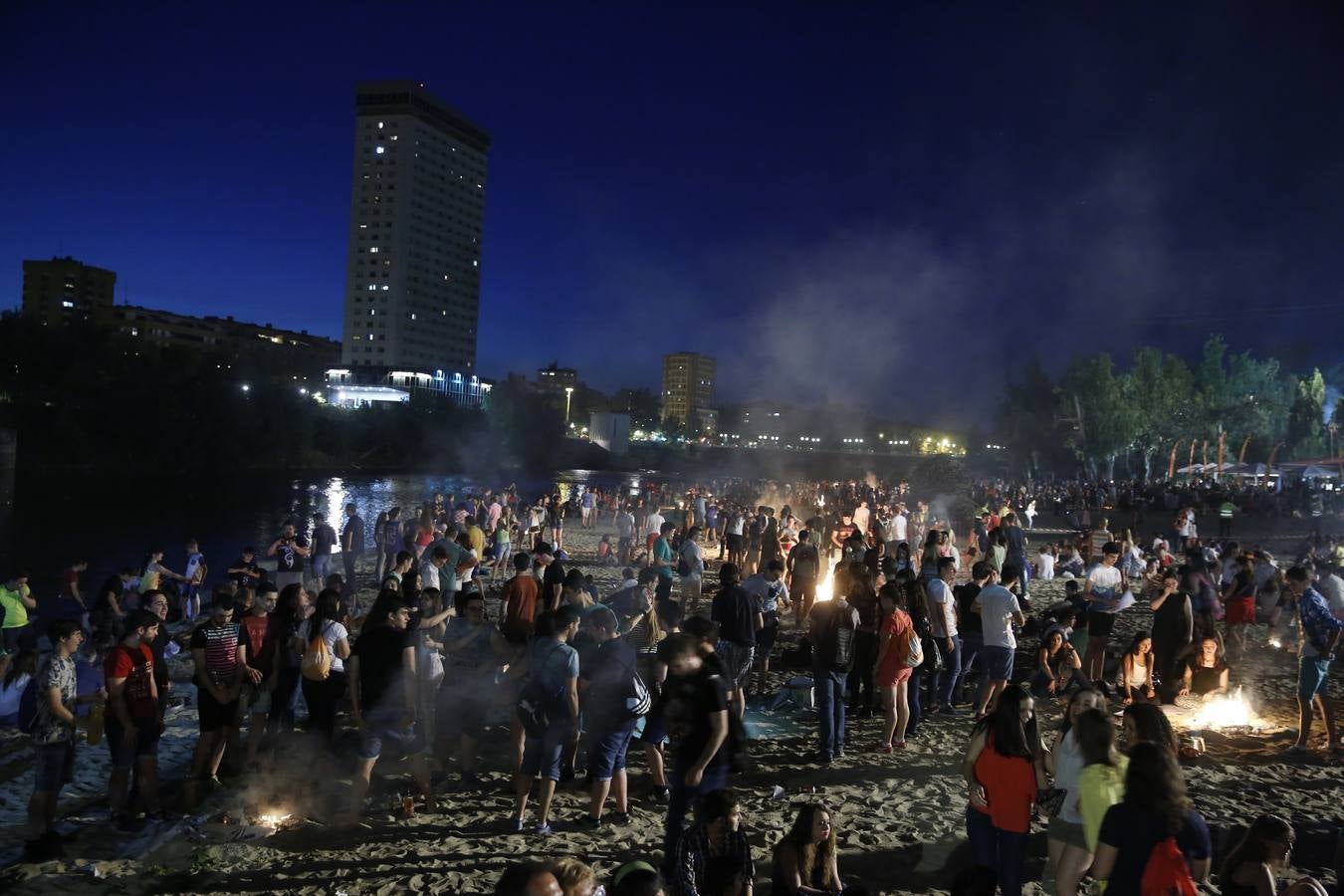 Noche de San Juan en la playa de Las Moreras de Valladolid (2/3)