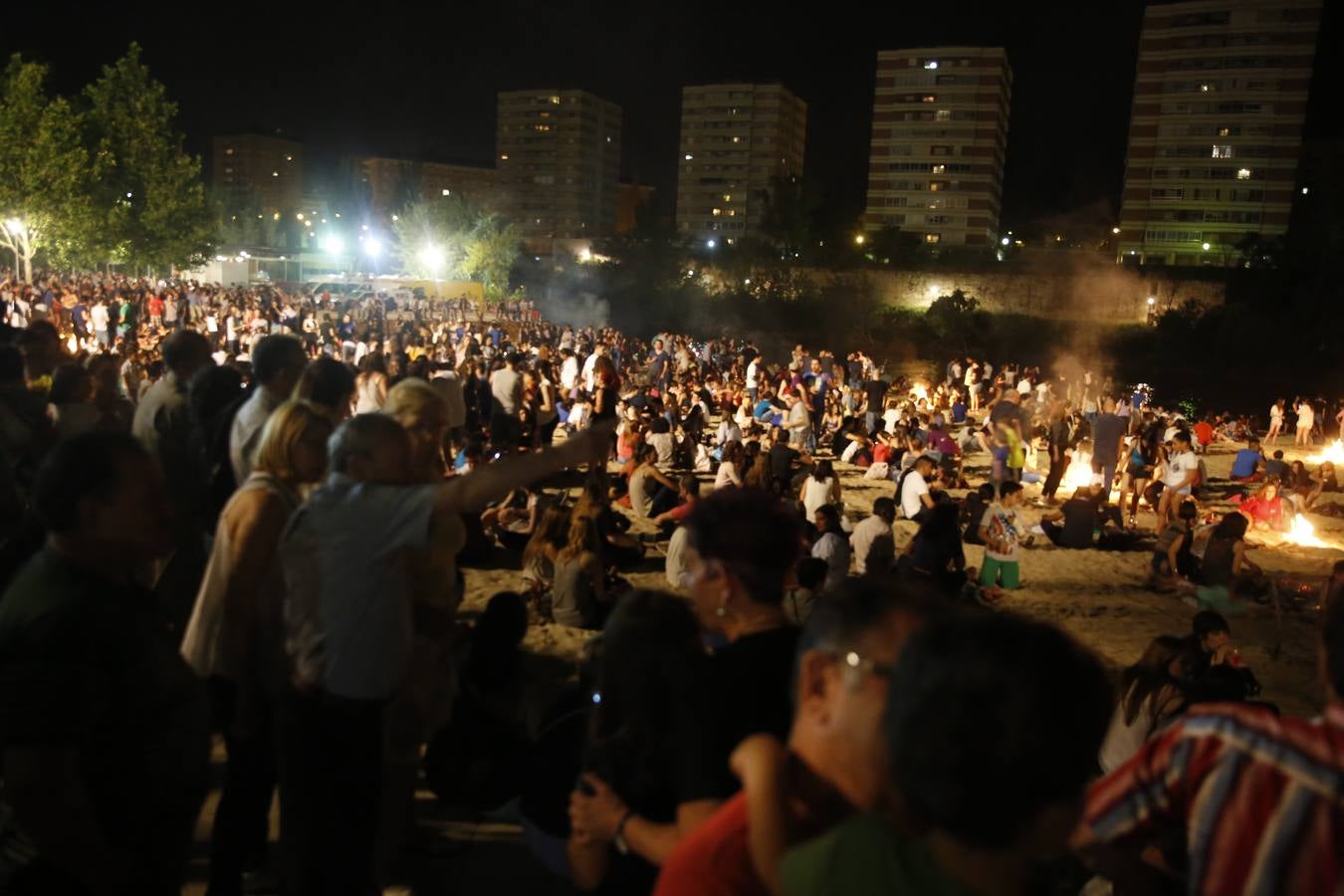 Noche de San Juan en la playa de Las Moreras de Valladolid (2/3)