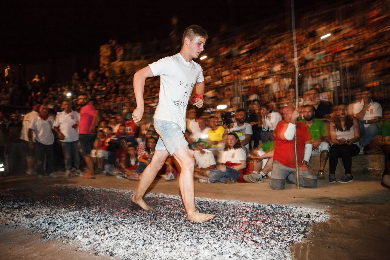 Tradicional Paso del Fuego en San Pedro Manrique (Soria)