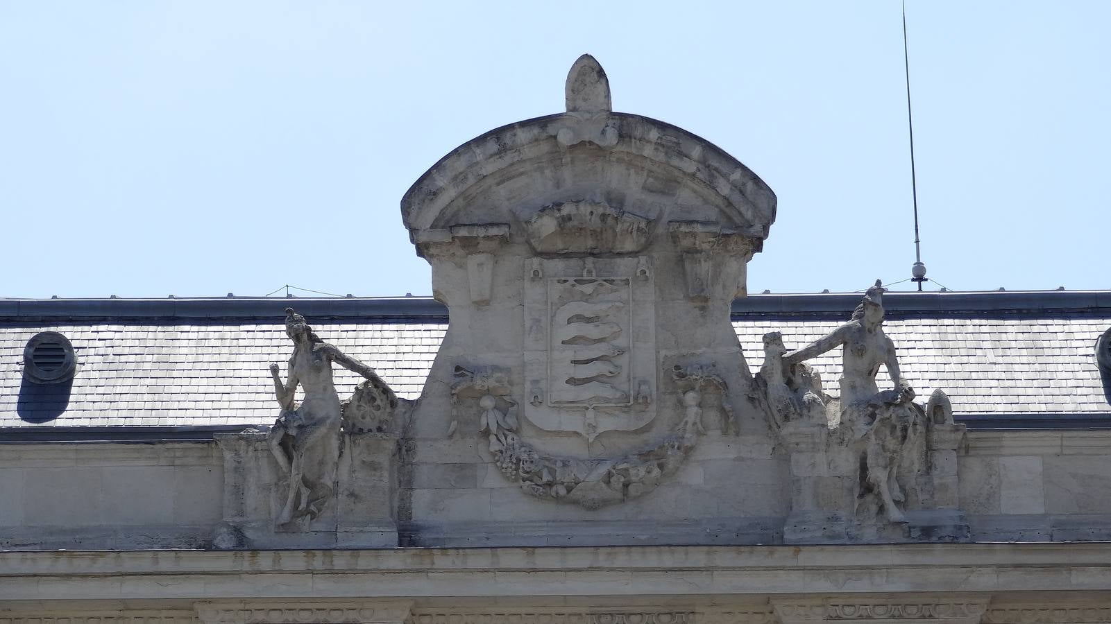 Detalle de la fachada de la estación del Norte.