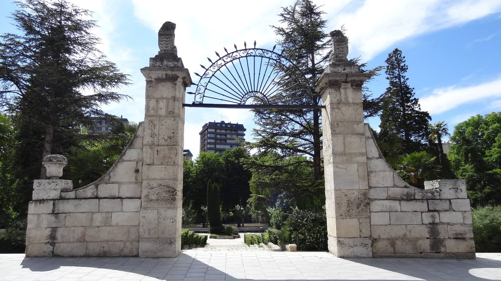 La columnas del pórtico de entrada a los jardines situados entre la Rosaleda y el puente de Isabel la Católica lucen los escudos de Valladolid.